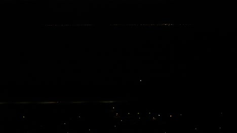 luces de la ciudad a medianoche - perspectiva de avión no tripulado arial