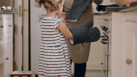 Madre-E-Hija-Horneando-En-La-Cocina-Niña-Ayudando-A-Mamá-A-Hornear-Delicias-Caseras-Usando-Guantes-De-Cocina