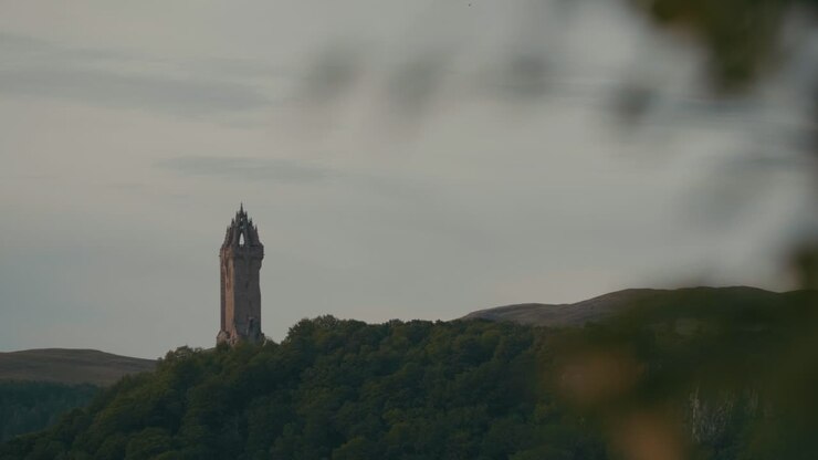 Statisk optagelse af National Wallace Monument stående på en bakke nær Stirling, Skotland