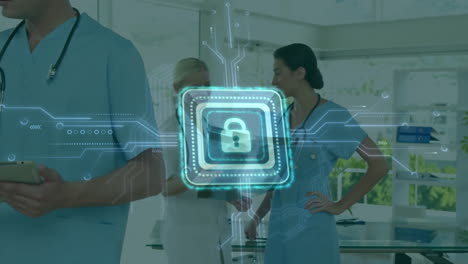 animación del icono del candado con placa de circuito de computadora sobre diversos médicos en el hospital