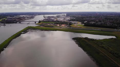 Antena-Sobre-La-Reserva-Natural-De-Crezeepolder-Con-Tráfico-A-Lo-Largo-De-La-Autopista-E-31-En-Ridderkerk