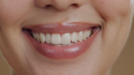 belleza, odontología y dientes con sonrisa de mujer