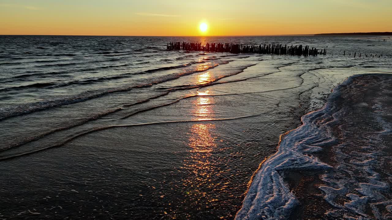 Vecchio molo, bellissimo tramonto su un oceano calmo