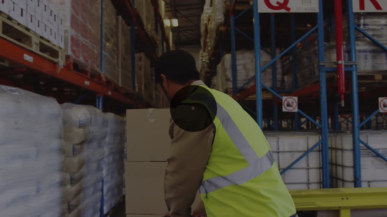 animación de la red de conexiones e iconos sobre el trabajador del almacén