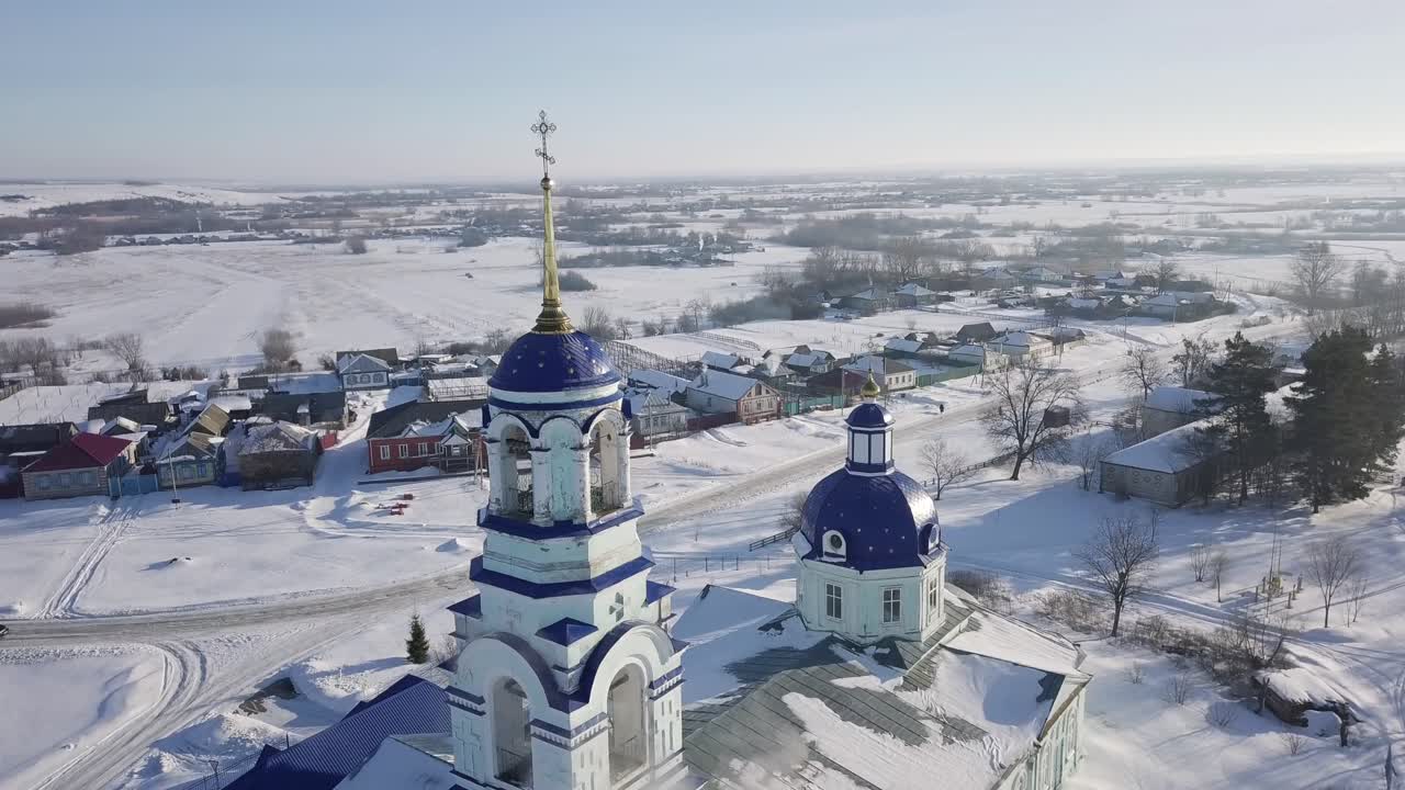 Vue aérienne d'un village russe enneigé avec églises