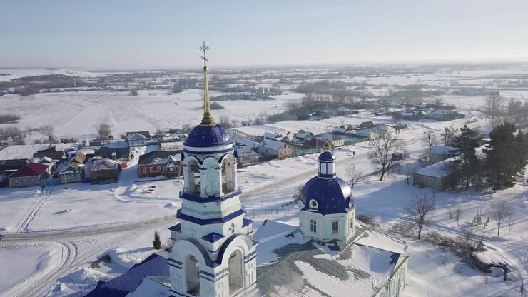 Vue aérienne d'un village russe enneigé avec églises