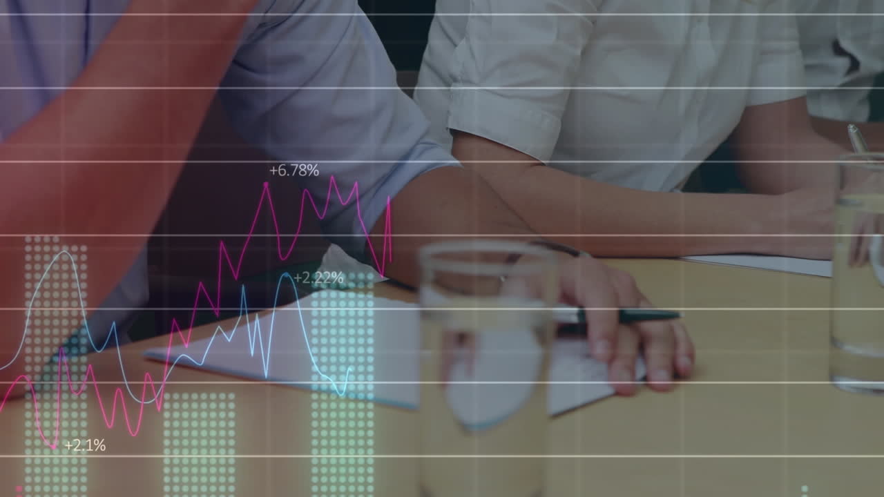 사무실에서 메모를 취하는 사업가들의 중간 섹션에서 통계 데이터 처리의 애니메이션