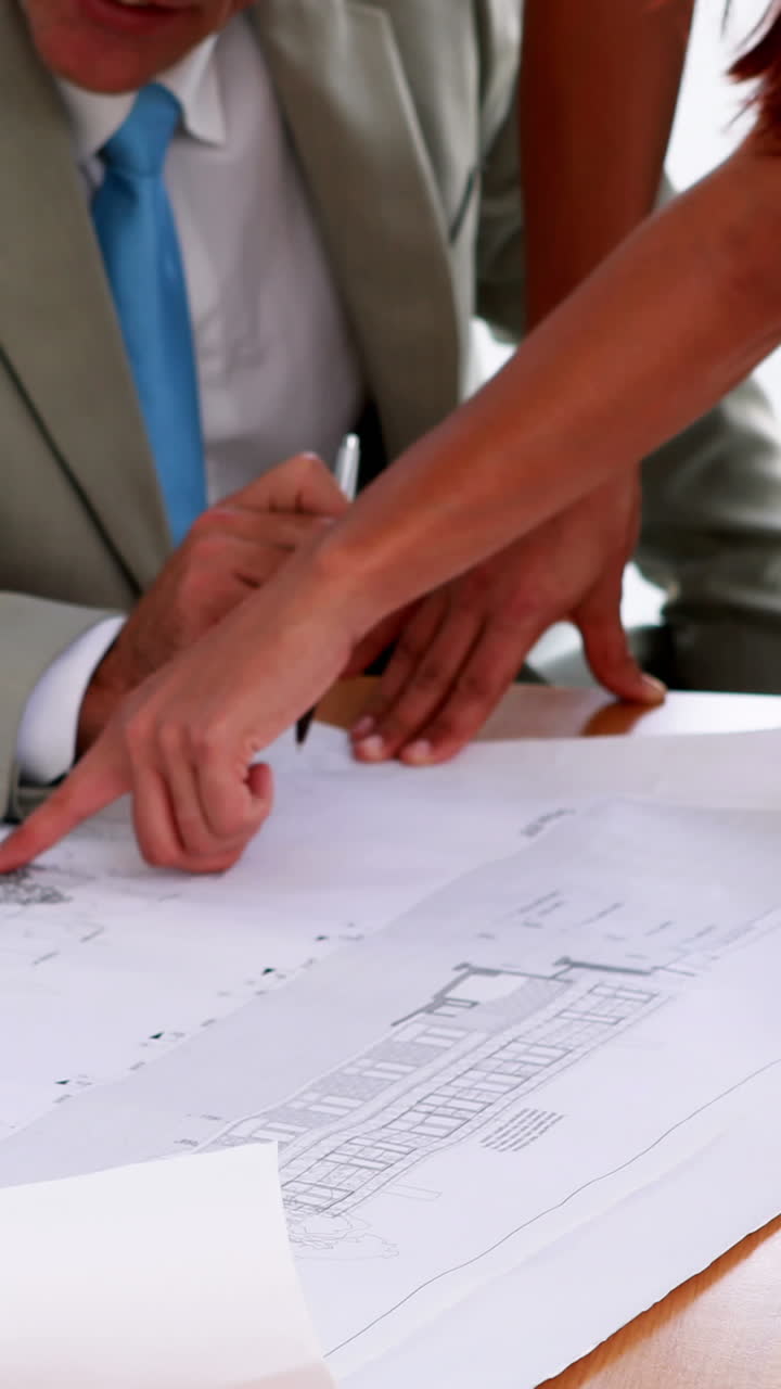 equipo de arquitectos mirando los planos