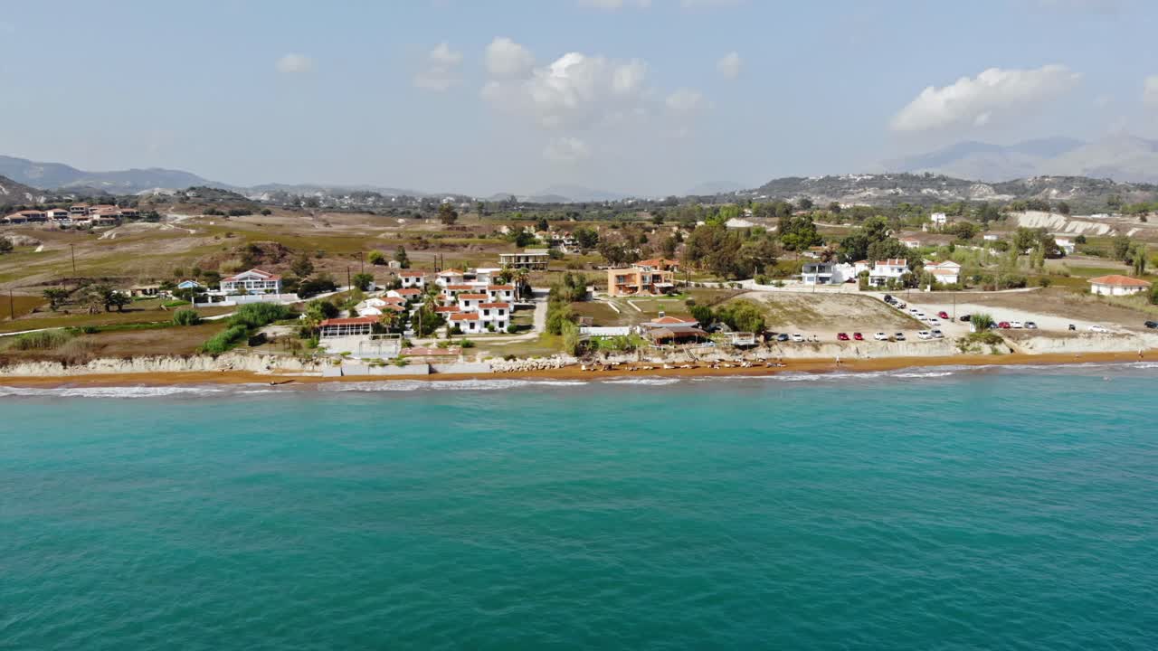 panorama del asentamiento de matzivanata en el paseo marítimo de la playa de megas lakkos en grecia