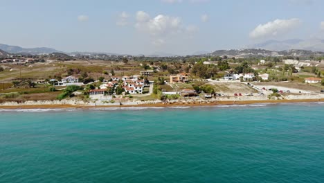 panorama del asentamiento de matzivanata en el paseo marítimo de la playa de megas lakkos en grecia