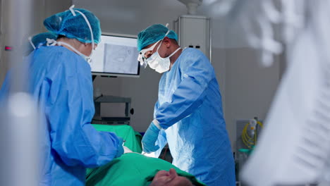 médico, equipo médico y apoyo en el teatro