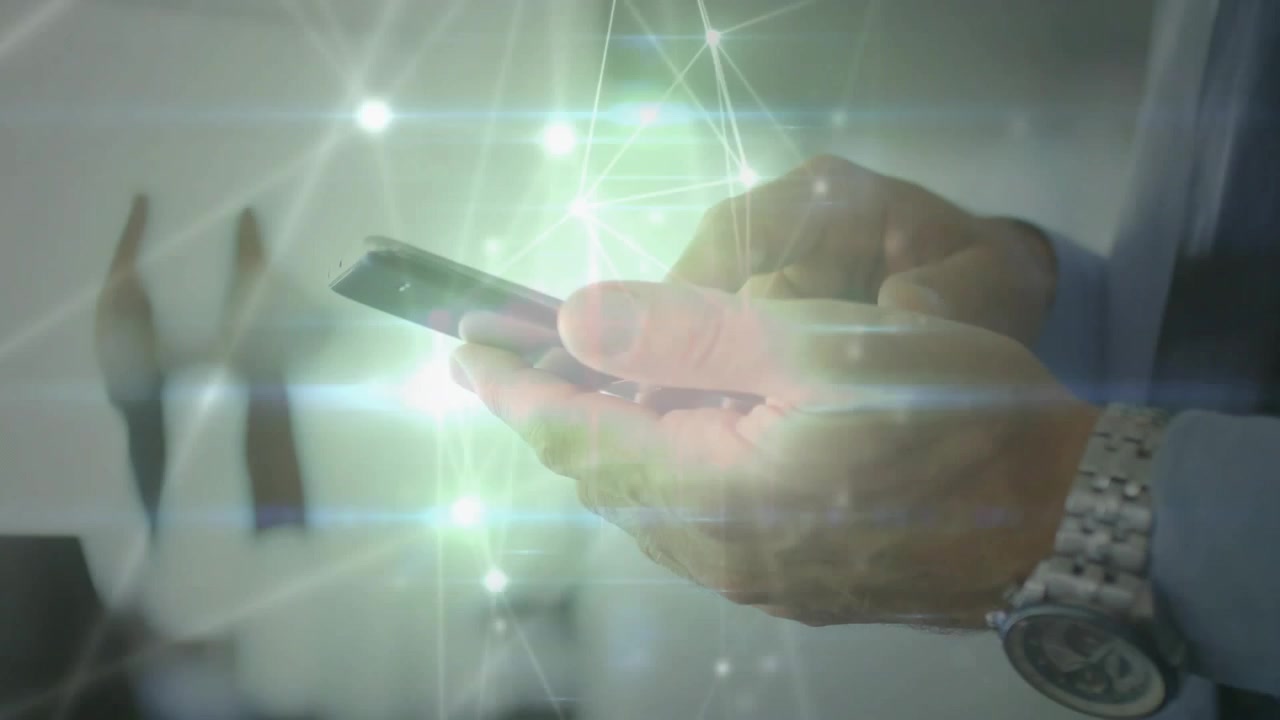 Uomo maturo che tocca lo smartphone, con il pollice che attiva una sovrapposizione di rete, mostrando lo scambio di dati tecnologici.