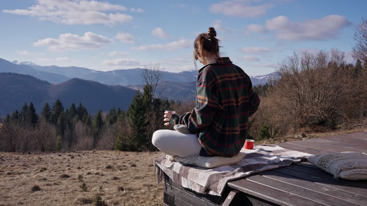 산에서 휴식을 취하는 여자