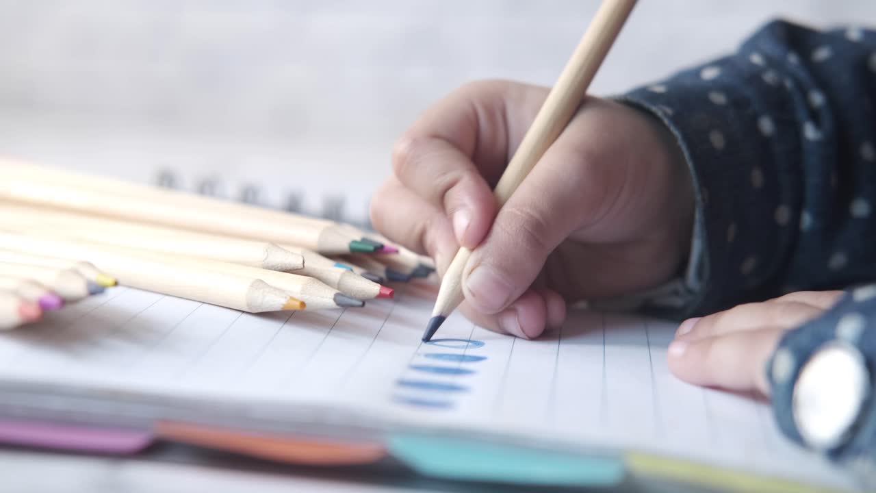 dibujo de un niño con lápices de colores