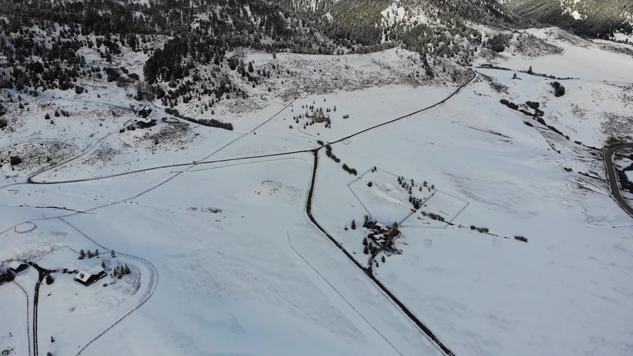 Pilotare un drone in campagna.