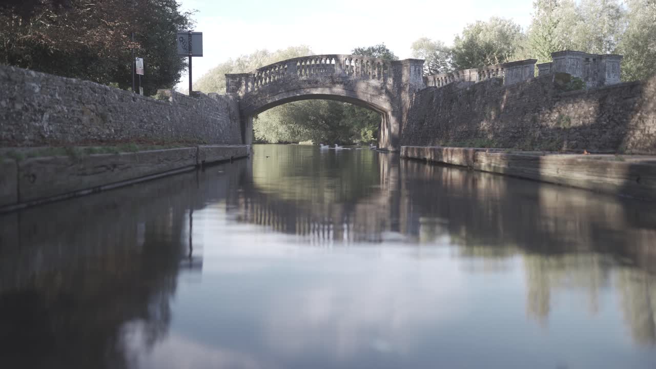 보트 오리와 거위가 지나갈 때 iffley lock 근처의 옥스퍼드에 있는 isis 강을 보여주는 모션 슬라이더의 4k 타임랩스
