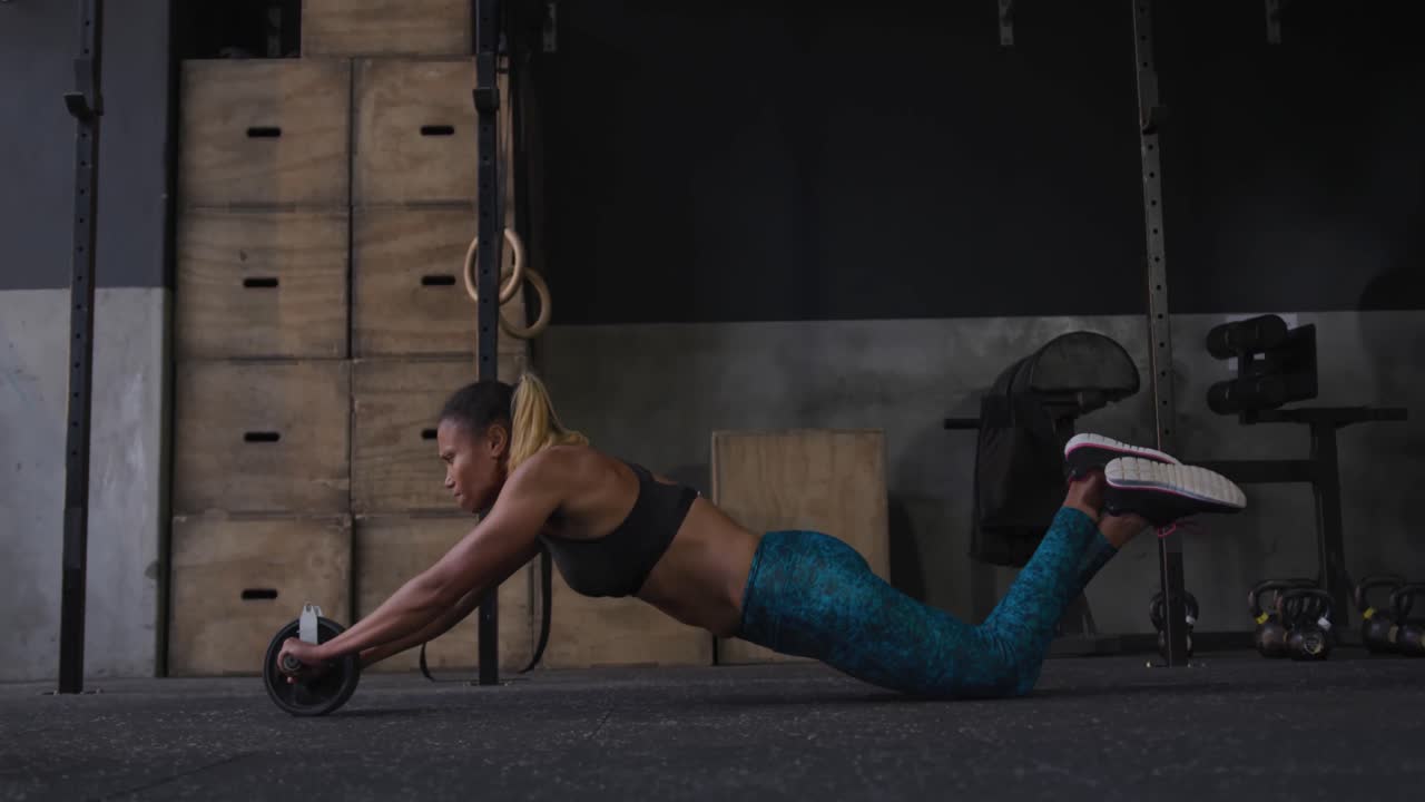 entrenamiento cruzado en un gimnasio