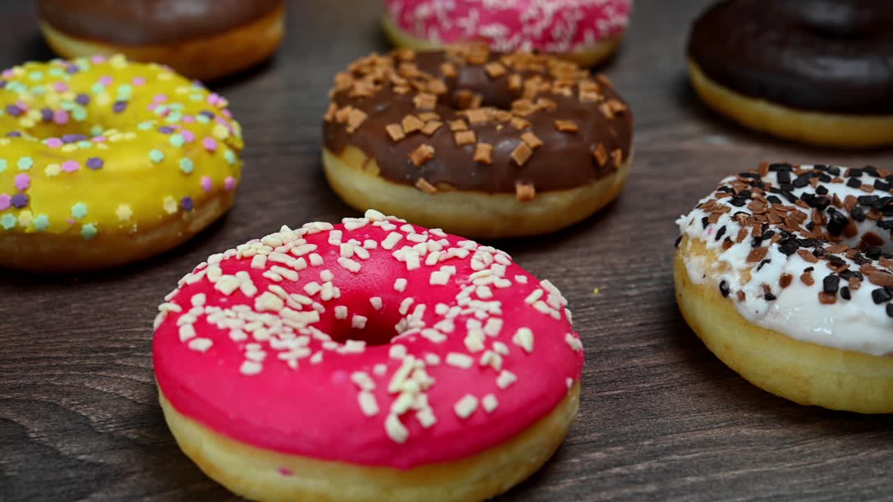 rosquillas de colores de cerca