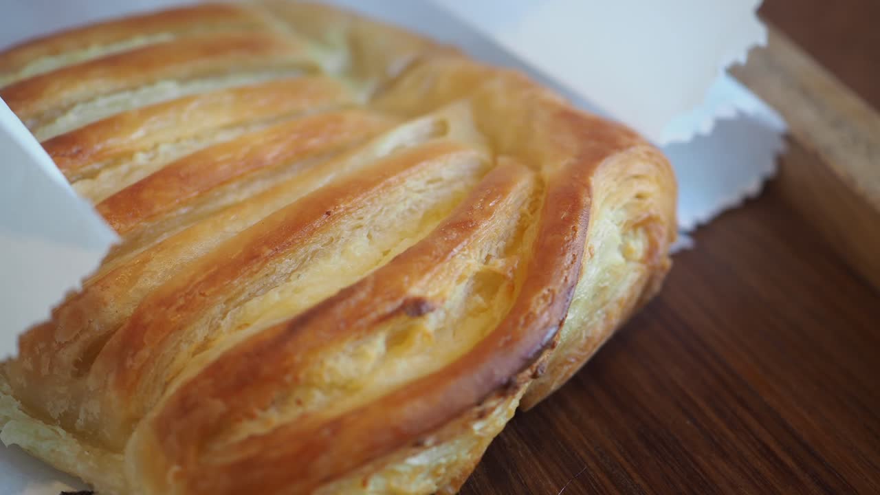 Primo piano appetitoso di una pasta danese dorata appena sfornata