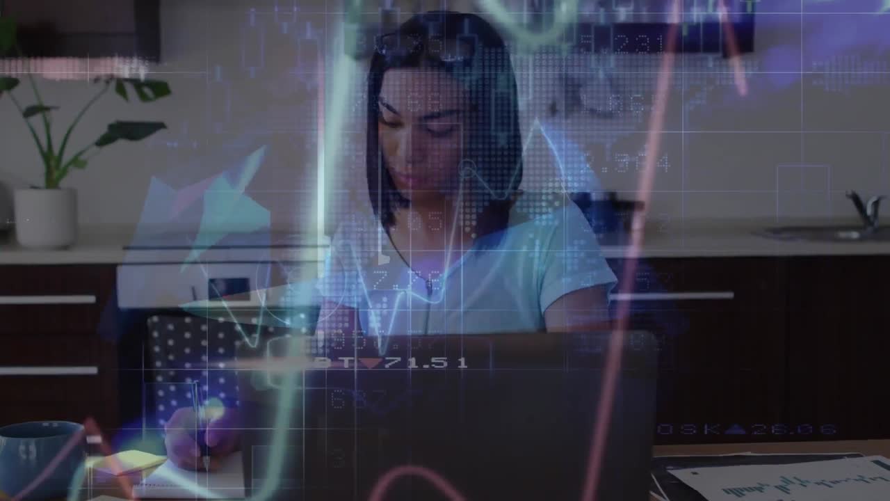 animación del procesamiento de datos sobre una mujer usando una computadora portátil