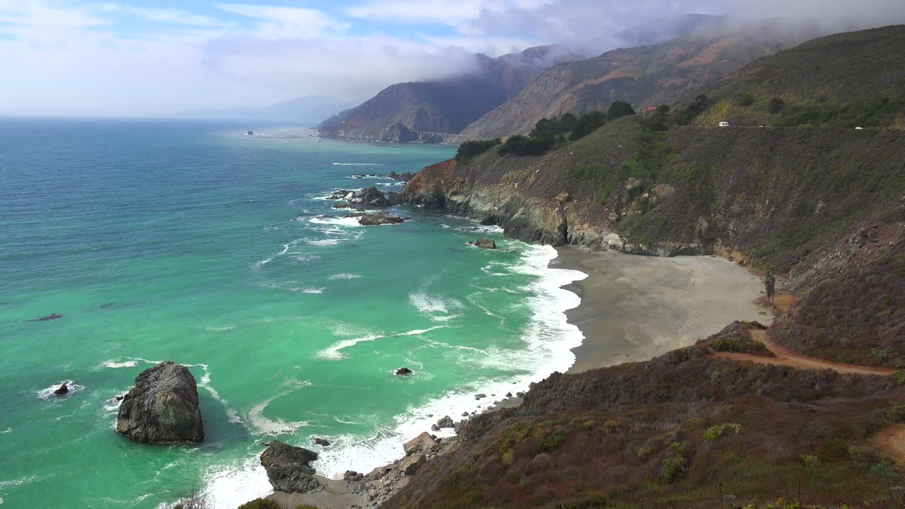 캘리포니아 1번 고속도로를 따라 험준한 해안선의 높은 각도