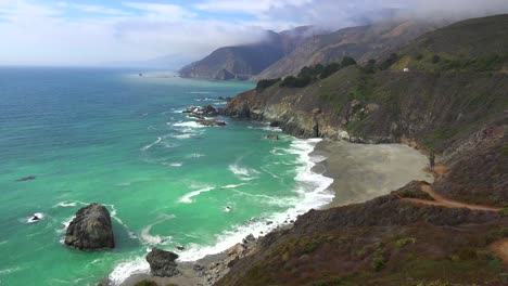 Un-Alto-ángulo-De-Vista-De-La-Escarpada-Costa-A-Lo-Largo-De-La-Autopista-Uno-4-De-California