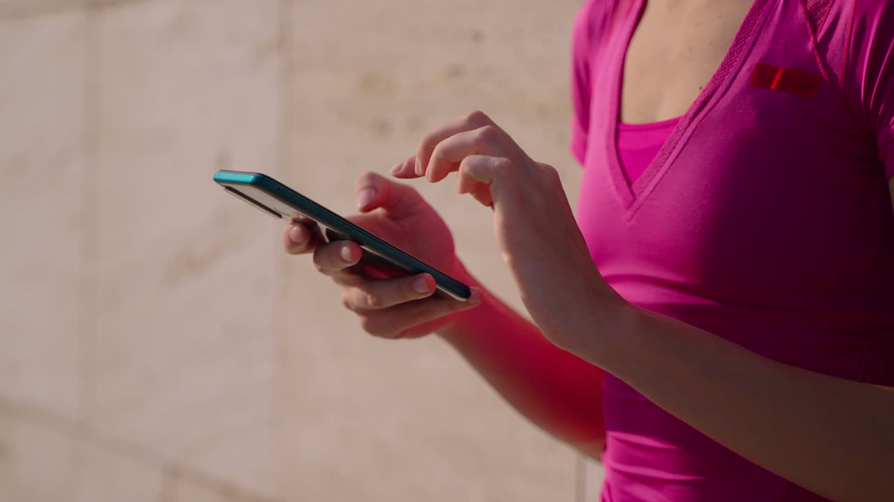 mujer usando teléfono inteligente al aire libre