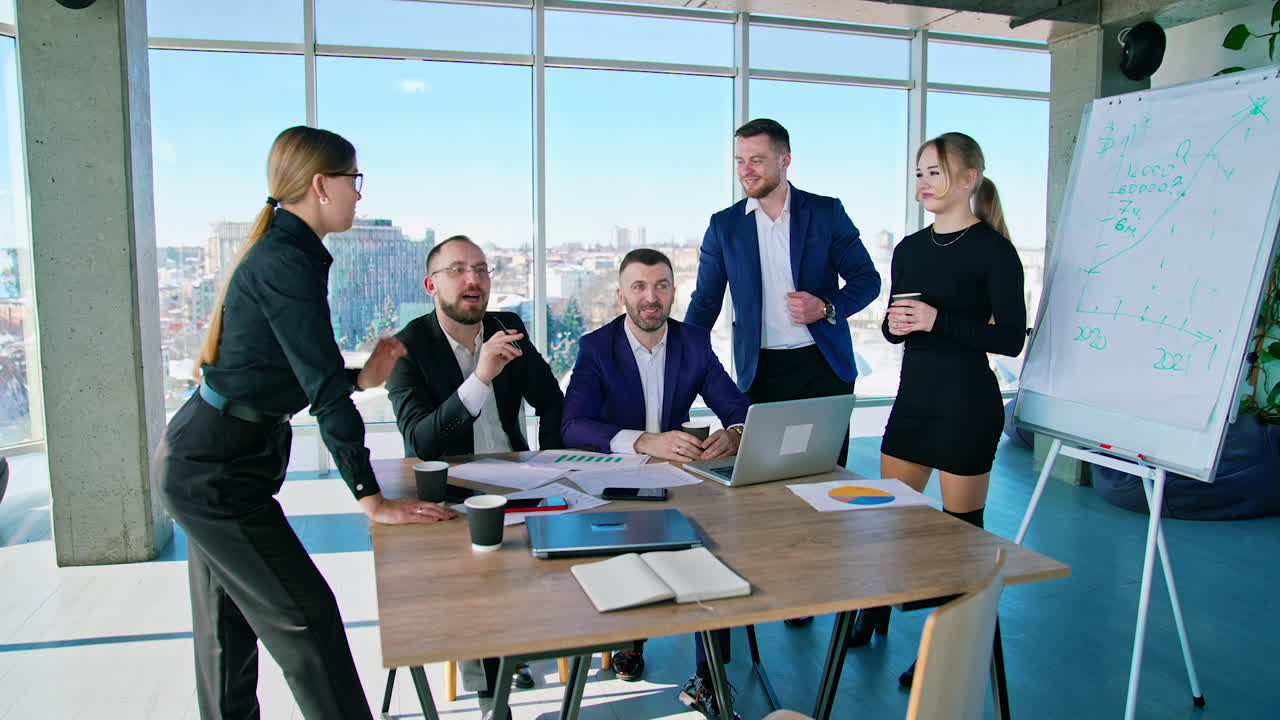grupo de jóvenes empresarios felices en una reunión en la oficina