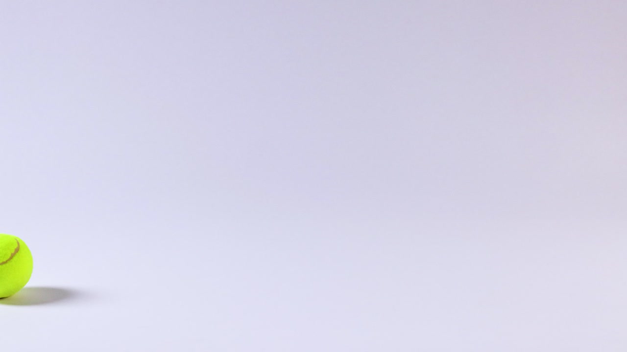 은 표면 을 가로질러 굴러가는 테니스 공