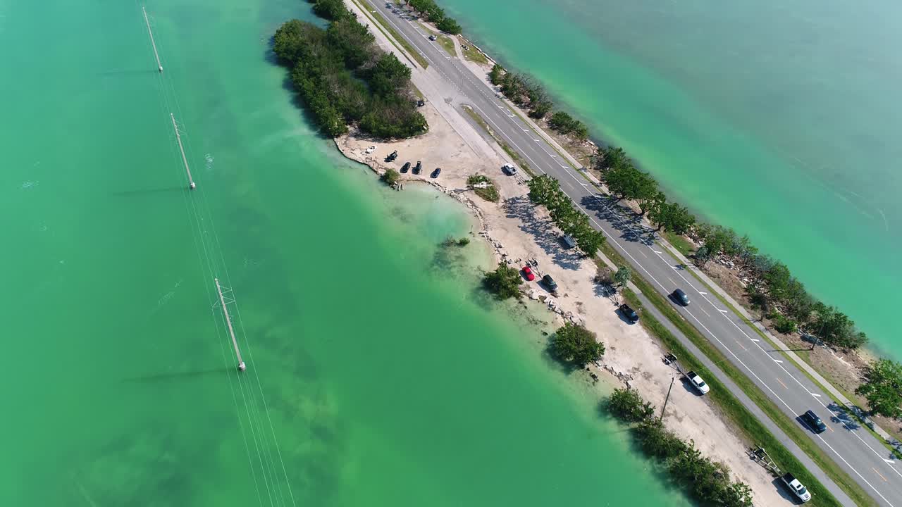 Panoramica aerea verso il basso della rampa per barche di Indian Key nelle Florida Keys