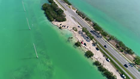 vista aérea inclinada para baixo da rampa de barco de indian key nas florida keys