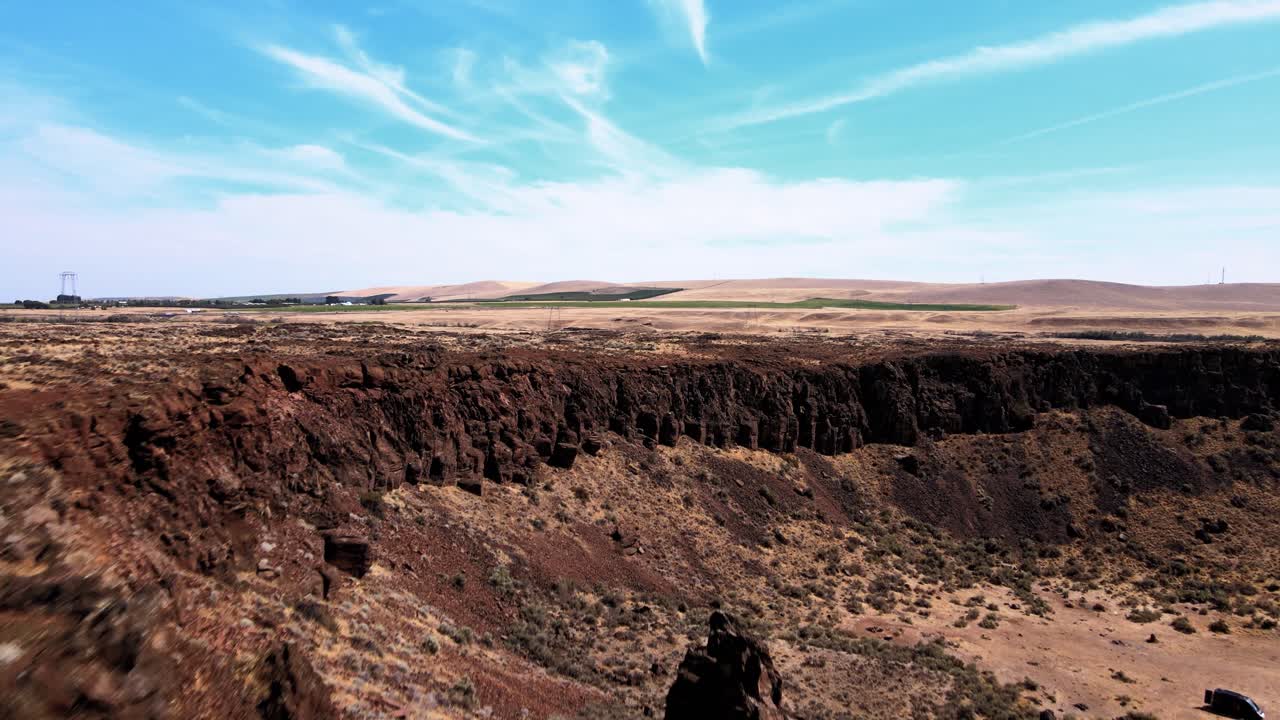 volando hacia arriba y sobre frenchman's coulee revelando un desfiladero panorámico del río columbia, areial
