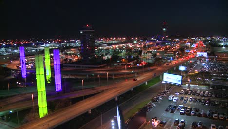 Ein-Überblick-über-Den-Internationalen-Flughafen-Von-Los-Angeles-In-Der-Abenddämmerung-Mit-Verkehr-1