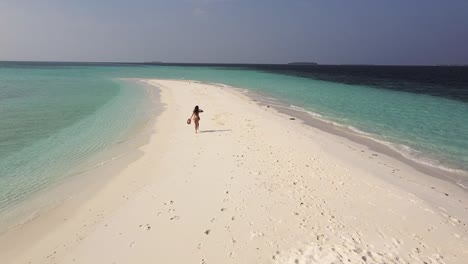 Mädchen-Läuft-Auf-Einer-Sandbank