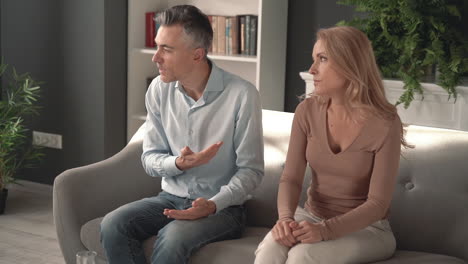 pareja madura de hombres y mujeres discutiendo