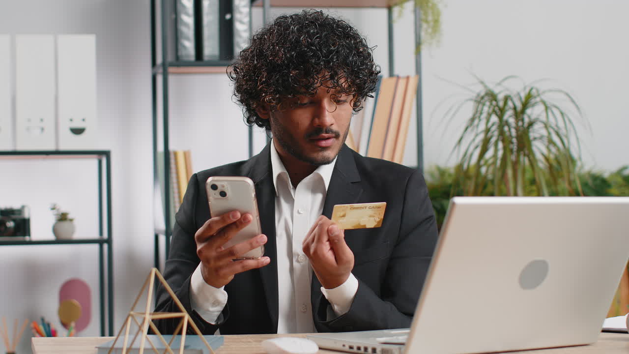 hombre de negocios haciendo compras en línea pago compras con tarjeta de crédito bancaria y portátil en la oficina