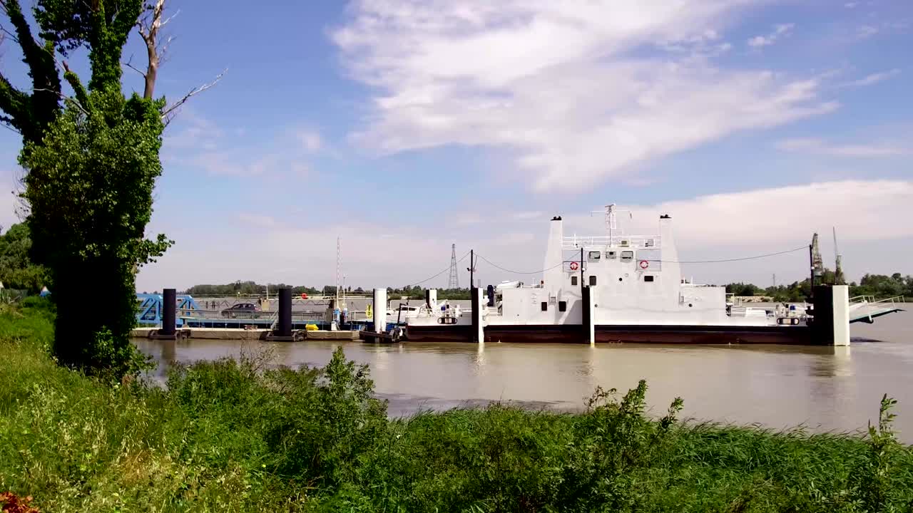 un ferry que transporta vehículos y turistas cruza el ródano en francia, video 4k
