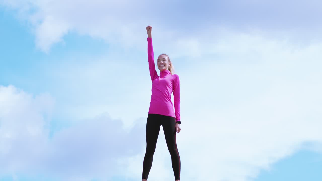 mujer celebrando el logro de fitness