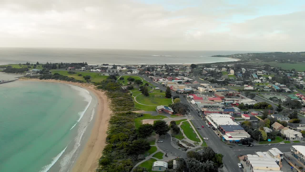 vista aérea de la bahía de apolo que muestra claramente la ciudad y la costa circundante