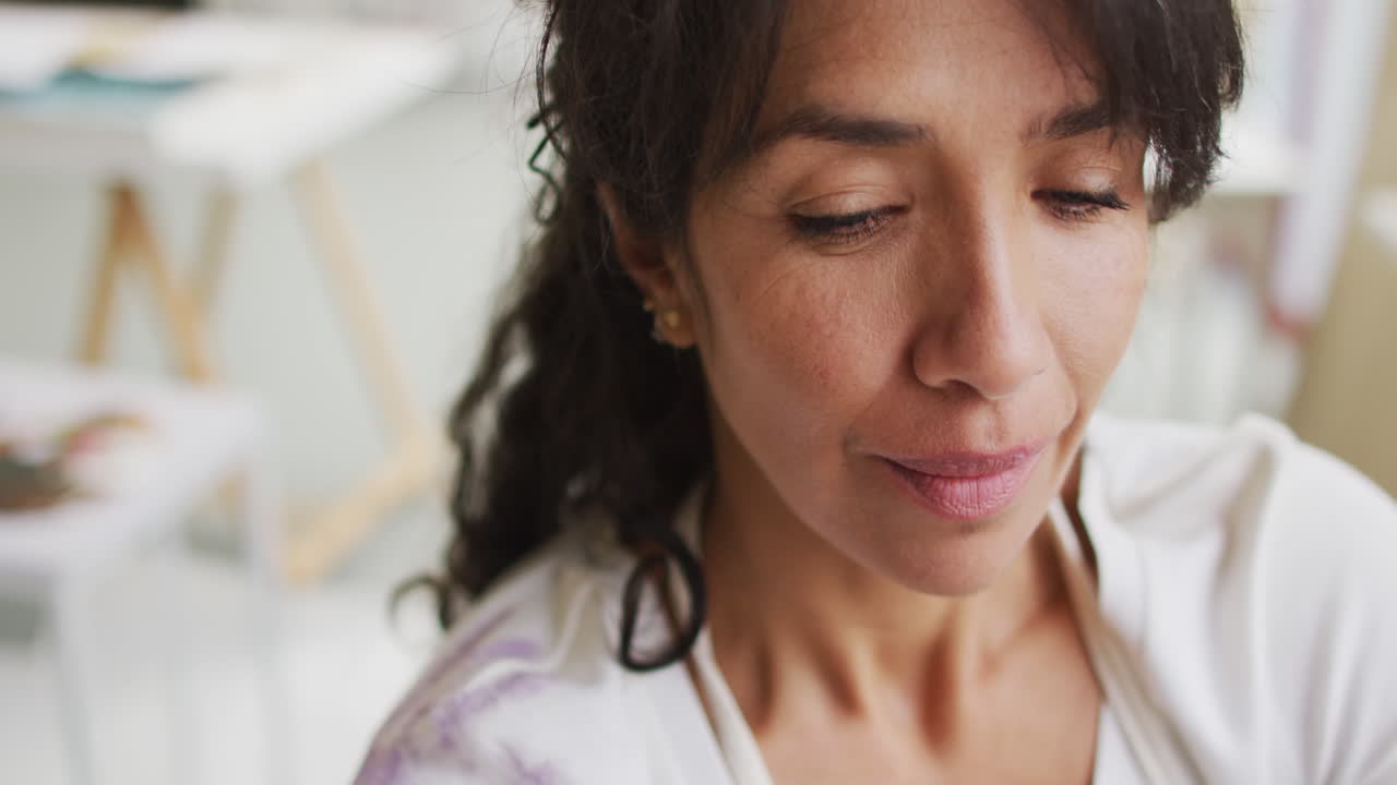 mujer biracial en un estado de ánimo contemplativo, con espacio de copia