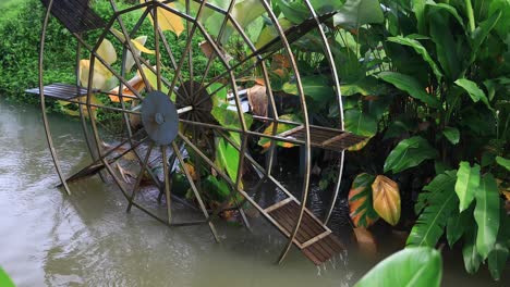 4k-Wasserrad-Dreht-Sich-Langsam-Mit-Holzpaddeln-Und-Metallrahmen-In-Trübem-Wasser