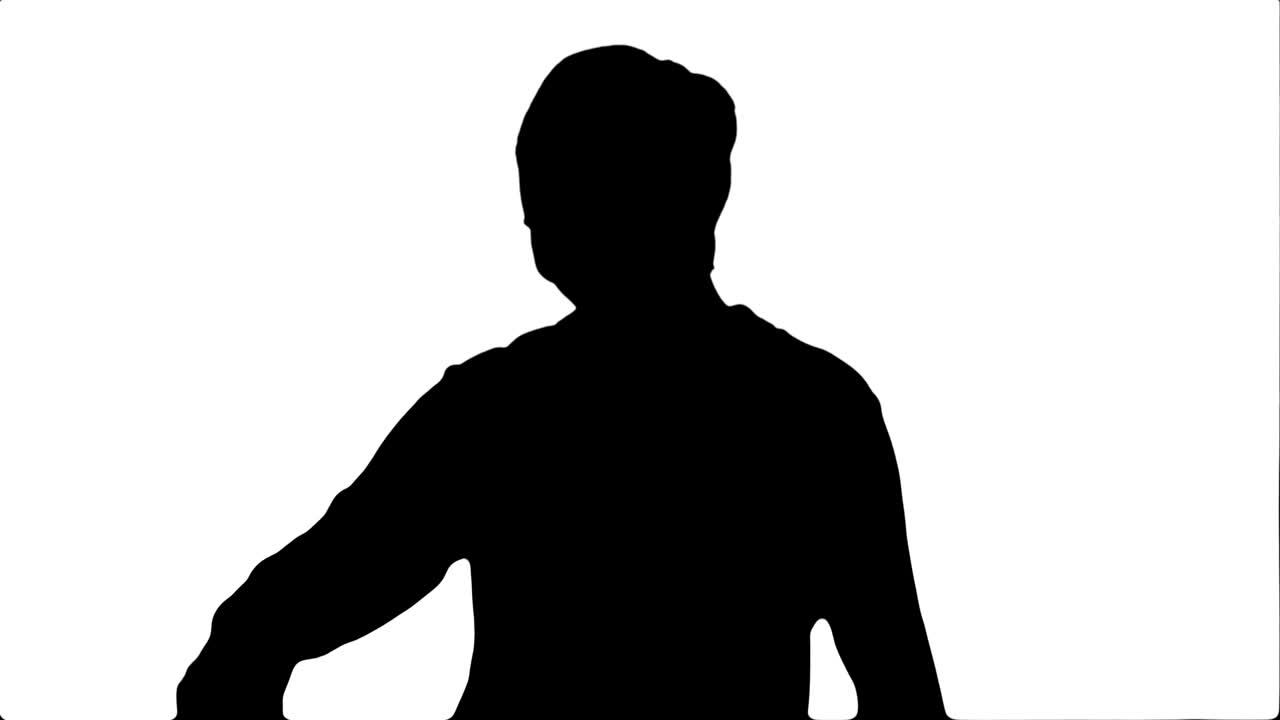 실루 행복한 여성 프로젝트를 끝내고 종이 조각을 던집니다