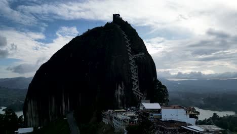 vista aérea desde un dron de la piedra del penol y el embalse de guatapé cerca de medellín, antioquia, colombia