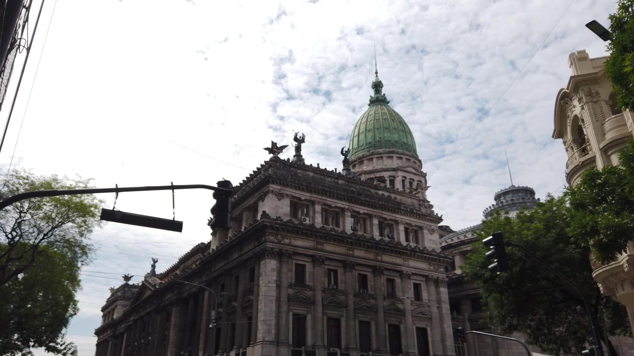 Edifício do Congresso da Nação Argentina, vista lateral ao nascer do sol.