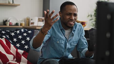 Video-De-Un-Hombre-Negro-Insatisfecho-Viendo-La-Televisión-De-Las-Elecciones-De-EE.UU.