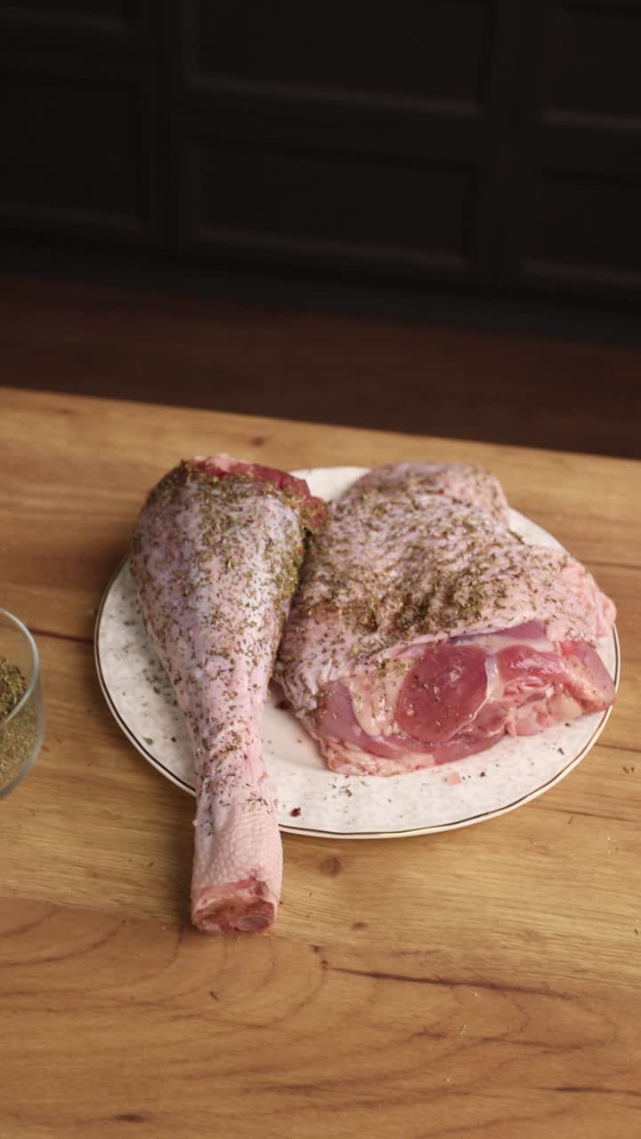 patas y muslos de pavo crudos listos para cocinar