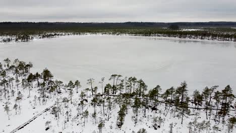 Luftdrohne-Nähert-Sich-Im-Winter-Einem-See-In-Luhasoo-Raba-In-Võrumaa-In-Südestland