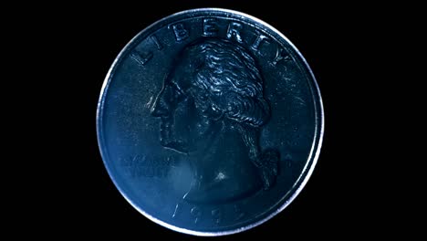 en un fondo negro, una moneda de un cuarto de dólar brillando en la luz cae en el agua