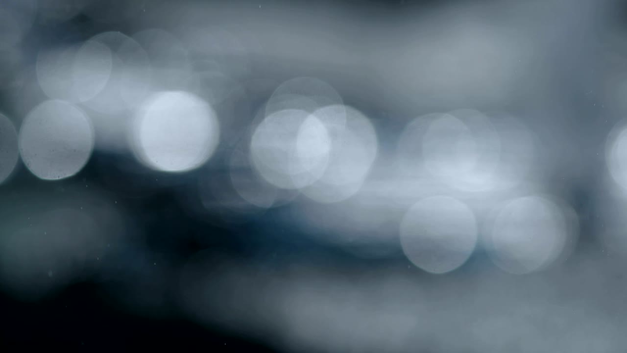 abstract bokeh agua que fluye tono azul oscuro, resolución 4k dci