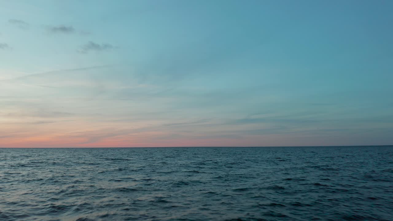 극적인 구름과 발트해에서 황금빛 일몰